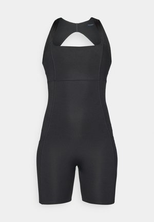 Must mustriga ühes tükis jalgrattasõidukostüüm, millel on võistlusselja disain ja põlvepikkused lühikesed püksid, mis on mõeldud sportlikuks kasutamiseks.