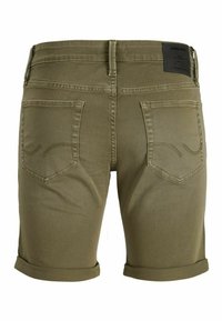 Bermudas de mezclilla verde oliva con dobladillos, que cuentan con dos bolsillos traseros y una etiqueta de marca en la cinturilla. Diseño clásico con detalles de costura.