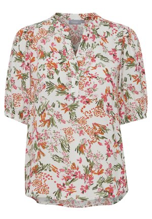 Bloes met bloemenprint en halve mouwen, met een witte basis en levendige patronen in roze, oranje en groen. V-hals met subtiele knoopdetail.