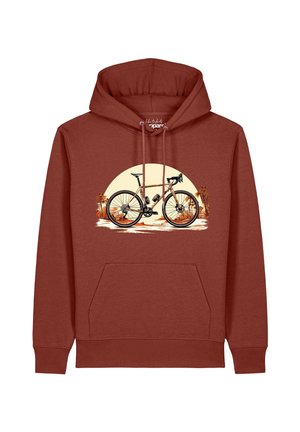Hoodie in Rostfarbe mit einer Grafik eines Rennrads vor einer Sonnenuntergangs- und Wüstenlandschaft mit Palmen.