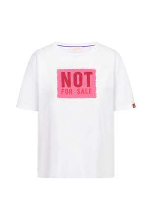 Witte korte mouwen T-shirt met een roze vierkant op de borst met in het vet geschreven rode tekst "NIET TE KOOP."