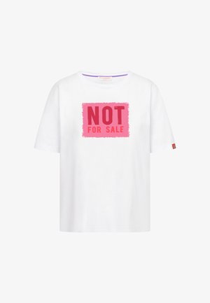 Witte korte mouwen T-shirt met een roze vierkant op de borst met in het vet geschreven rode tekst "NIET TE KOOP."