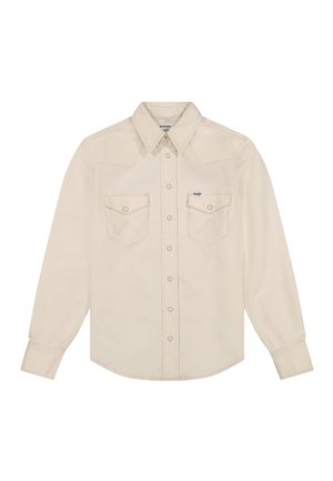 Chemise beige à manches longues avec col pointu et deux poches poitrine munies de rabats et de boutons-pression.