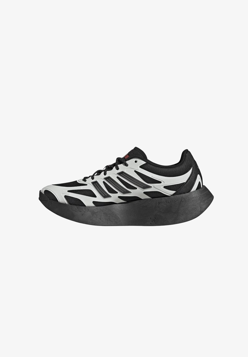 Scarpa sportiva in bianco e nero con tomaia texturizzata, design aerodinamico e suola ammortizzata. Presenta dettagli riflettenti e lacci.
