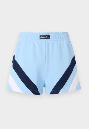 Shorts de sport bleu clair avec des rayures en chevron bleu marine et blanc, une taille élastique avec une étiquette noire portant un texte blanc.