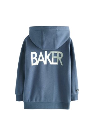 Námořnický modrý svetr s kapucí vyrobený z bavlněné směsi, s velkým bílým grafickým nápisem "BAKER" na zadní straně a měkkou strukturou s kapucí na šňůrku.