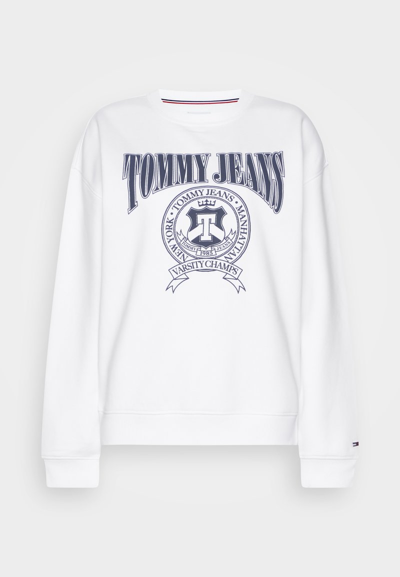 Felpa bianca con logo "TOMMY JEANS" in blu navy, dotata di un emblema circolare e strisce orizzontali al collo. Tessuto morbido con design sportivo.
