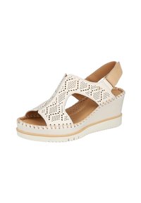 Sandalia cuña en cuero beige claro con diseño perforado, sin puntera y strap ajustable en el talón. La suela texturizada aporta agarre.