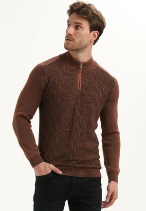 Brun zip-neck tröja med ett texturerat geometriskt mönster, ribbade ärmar och nederkant. Har en slät tygkvalitet och en åtsittande design.
