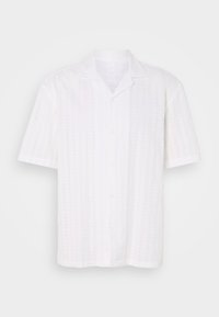 Witte korte mouwen shirt met een textuurpatroon, voorzien van een geperforeerde kraag en sluiting met knopen aan de voorkant, gemaakt van lichtgewicht stof.