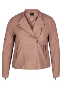 Różowa kurtka motocyklowa z sztucznej skóry z asymetrycznym zamkiem, zapinanymi na zamek kieszeniami, wyściełanymi ramionami i poziomym przeszyciem na rękawach.