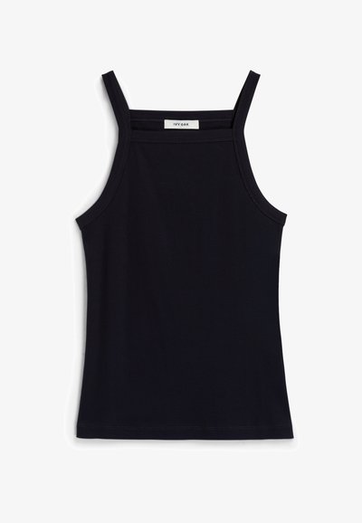 Μαύρο ριγέ τοπ με στενές τιράντες, με στρογγυλή λαιμόκοψη και ίσιο τελείωμα. Η ετικέτα γράφει "IVY OAK."