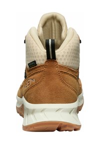 Braune Wildleder- und cremefarbene Mesh-Wandersandale mit gepolstertem Kragen, kontrastierendem schwarzen Akzent und strukturiertem Gummisohle für Rutschfestigkeit.