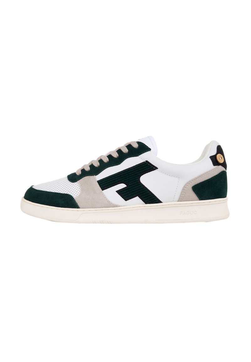 Baskets de sport blanches avec des accents en daim vert, un panneau en daim gris et un détail de logo noir. Présente une tige texturée et une semelle en caoutchouc.