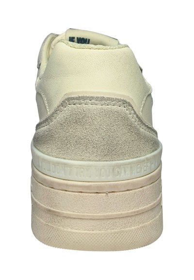 Sneaker beige con tacco in suede testurizzato, materiale superiore liscio, suola in gomma rialzata e testo motivazionale in rilievo sul retro.
