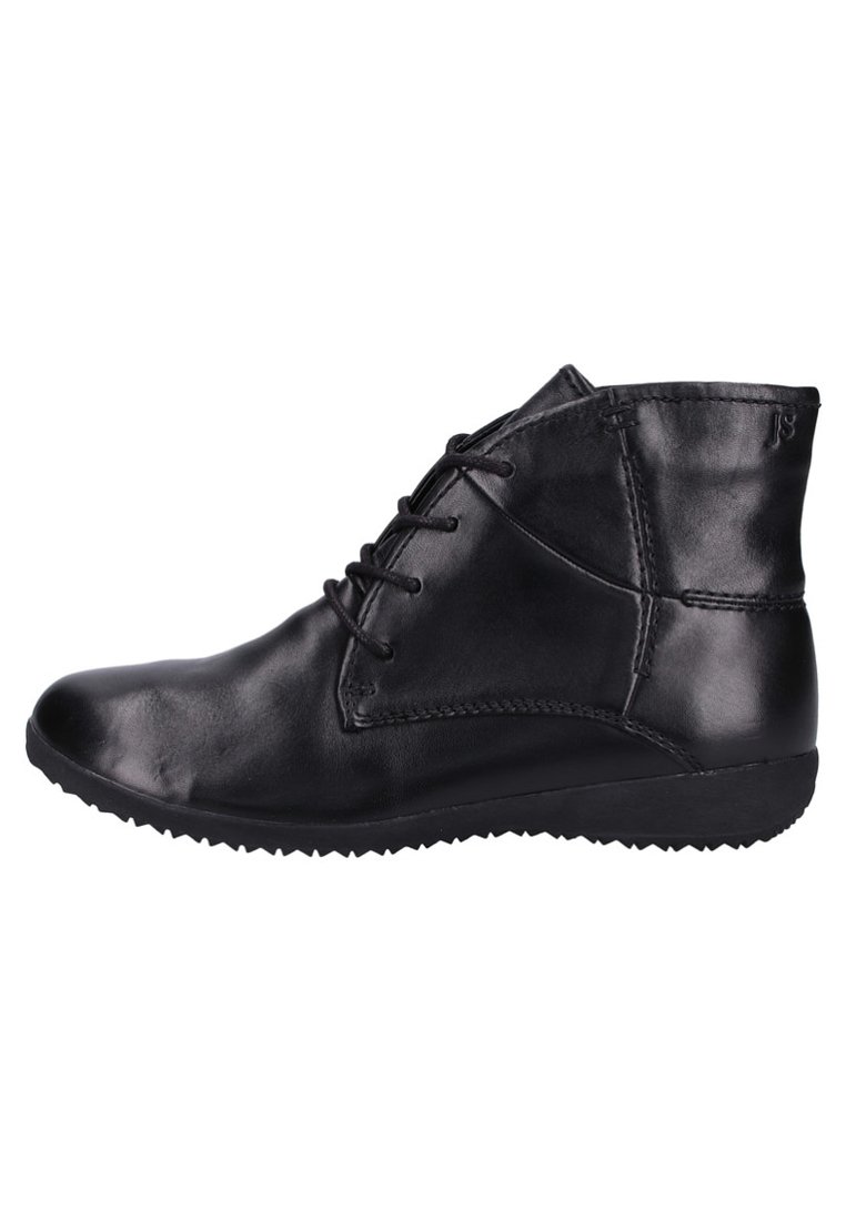 Botas de tobillo de cuero negro con punta redondeada, cordones en la parte frontal, costuras laterales texturizadas y una suela de goma texturizada para tracción.