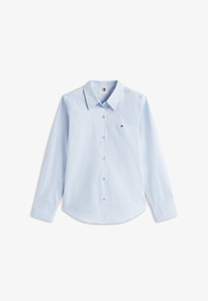 Chemise à manches longues bleu clair avec boutons, col et petit logo Tommy Hilfiger sur le côté gauche de la poitrine.