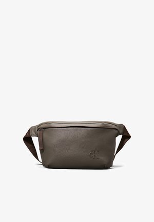 Bolso de cintura de cuero en gris con superficie texturizada, cierre de cremallera y correa de tela marrón; cuenta con un logo en relieve en la parte delantera.