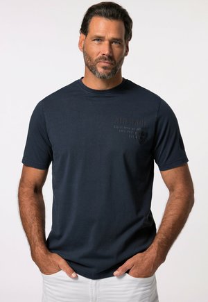 Dunkelblaues T-Shirt mit kurzen Ärmeln aus Baumwolle, mit einem dezenten Logodruck auf der Brust und einem Rundhalsausschnitt. Weiche Textur.