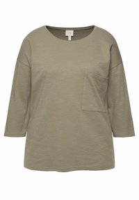 Olivgrünes, leichtes T-Shirt mit Rundhalsausschnitt und Dreiviertelärmeln. Verfügt über eine aufgesetzte Tasche auf der Vorderseite. Einfache, strukturierte Oberflächenstruktur.