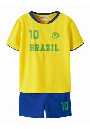 Maillot de football jaune à manches courtes avec une bordure bleue et « 10 BRAZIL » en vert, associé à un short bleu portant le numéro vert « 10 » sur la jambe gauche.