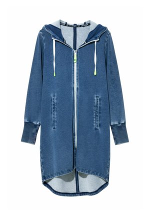 Lang blå hættetrøjekjole med lynlås, hvide snore, to forlommer, ribbede manchetter og en høj-lav kant.