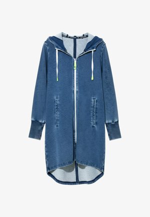 Robe sweat à capuche longue bleu avec fermeture éclair, cordons blancs, deux poches avant, poignets côtelés et ourlet asymétrique haut-bas.