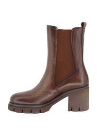 Stivale alla caviglia in pelle marrone con finitura testurizzata, pannelli laterali elastici e tacco spesso. Presenta un tab per il verso sul retro.