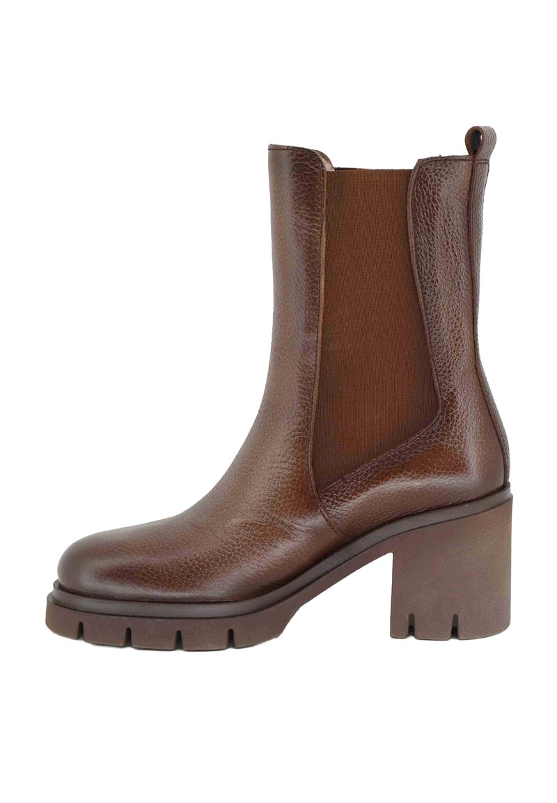 Stivale alla caviglia in pelle marrone con finitura testurizzata, pannelli laterali elastici e tacco spesso. Presenta un tab per il verso sul retro.