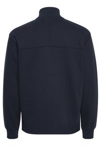 Marineblaues Sweatshirt mit hohem Kragen, langen Ärmeln und geradem Saum. Hergestellt aus weichem Stoff mit minimalen Nähtdetails auf der Rückseite.
