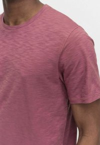 T-shirt z krótkim rękawem w stonowanym kolorze mauve, z teksturowanej tkaniny o subtelnych wariacjach wzoru.