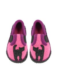 Chaussons en feutre rose et violet, ornés d'un motif de chat noir. Panneaux élastiques sur les côtés et semelles noires texturées pour un port facile et une bonne adhérence.
