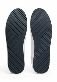 Gummisohlen in marineblauer Farbe mit strukturiertem Profil, das erhöhte Linien und einen glatten weißen Rand aufweist.