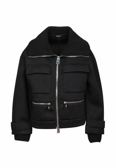 Giubbotto bomber nero con un grande colletto a coste, due tasche sul petto e due tasche frontali con zip. Presenta una chiusura frontale con zip e maniche a coste.