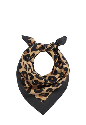 Pañuelo cuadrado de seda con base beige, estampado de leopardo en negro y marrón, y borde negro sólido, atado con un nudo suelto.