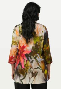 Hedvábná blůza s mnohobarevným květinovým vzorem a třičtvrtinovými rukávy; měkká, lehká tkanina; živé květiny v odstínech růžové, oranžové a zelené.