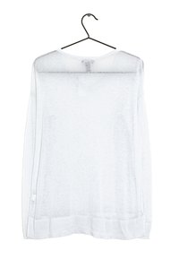 Maglione bianco a maglia con vestibilità ampia, dotato di scollatura a V e orlo a coste. Tessuto trasparente con maniche lunghe. Appeso a un gancio nero.