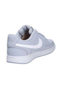 Sneaker in pelle grigia con accenti bianchi, punta rotonda, lacci piatti, colletto imbottito e suola testurizzata. Presenta un logo impresso sul tallone.