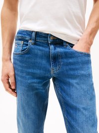 Blå denimjeans med rett snitt, som har en framfingerslomme, knappesteng og subtile sømdetaljer langs sømmene.