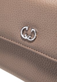 Portafoglio in pelle beige con superficie texture, hardware in argento e un logo distintivo. I dettagli delle cuciture aggiungono un accento sottile.