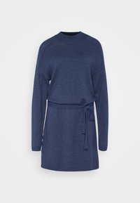 Marinblå trikåklänning med långa ärmar, rundad halsringning och bälte i midjan. Har ribbade ärmslut och nederkant för extra textur.