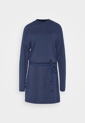 Granatowa dzianinowa sukienka z długimi rękawami, okrągłym dekoltem i wiązanym w pasie. Posiada prążkowane mankiety i dół, które dodają faktury.