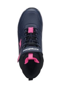 Navyfarbene Sportschuhe mit durchbrochener Gestaltung, pinken Akzenten an den Schnürsenkeln und an der Fersenschlaufe sowie schwarzem Innenraum. Verfügt über eine strapazierfähige Sohle und ein Logo.