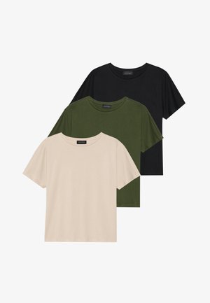 Tres camisetas de manga corta apiladas: una beige, una verde oliva y una negra, confeccionadas en una tela suave con un corte relajado y cuellos redondos.