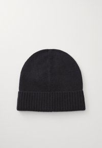 Berretto lavorato a maglia blu marino con una texture morbida, bordo a coste e parte superiore rotonda. Il tessuto appare caldo e adatto per il clima freddo.