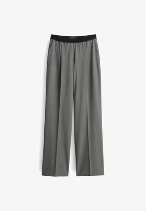 Graue weit geschnittene Hosen mit einem schwarzen elastischen Bund und seitlichen Taschen, flach auf einem weißen Hintergrund präsentiert.
