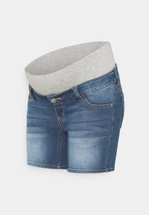 Shorts de maternidad de mezclilla con un lavado azul desvaído y una cinturilla elástica gris, diseñados para ofrecer comodidad y soporte.