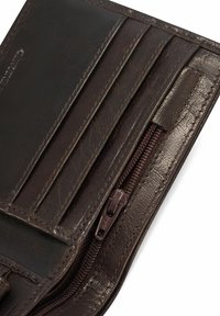Brązowy skórzany portfel z wieloma przegródkami na karty, teksturowanym wykończeniem oraz komorą zamykaną na zamek. Posiada przeszywane krawędzie i błyszczący zamek.