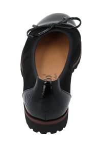 Ballet flat nera con una punta in pelle lucida, una tomaia in tessuto morbido e un piccolo fiocco decorativo sul davanti. La suola in gomma bassa offre aderenza.