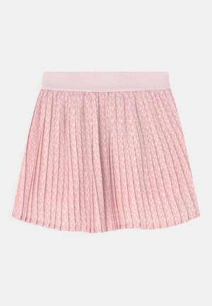 Jupe plissée rose avec taille élastique et motif monogramme subtil et répétitif sur le tissu.